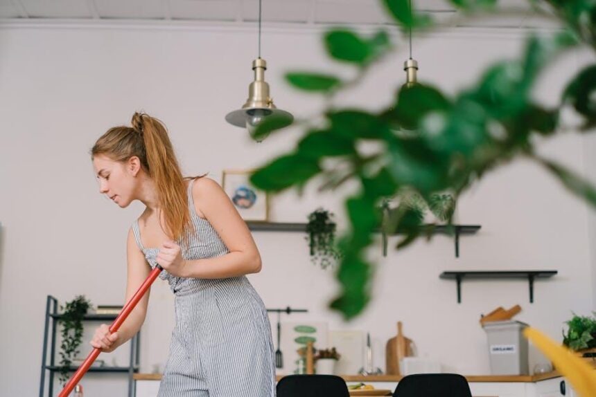 Cómo hacer tus propios sprays de limpieza de cocina de forma natural